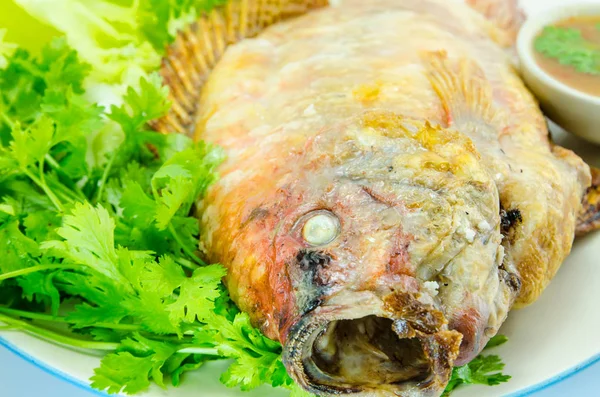Grilled fish Mixed with salt and vetgetable, thai food — Stock Photo, Image