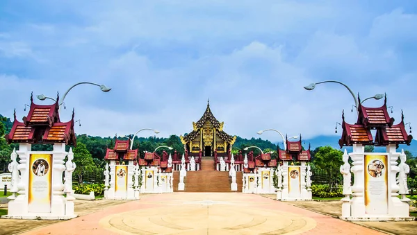 Ho kham luang, el edificio de estilo tailandés del norte en la exposición de flora real, chiang mai, Tailandia — Foto de Stock