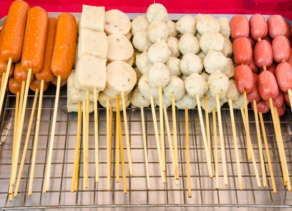 Şiş, köfte ve sosis aperatif sokak gıda
