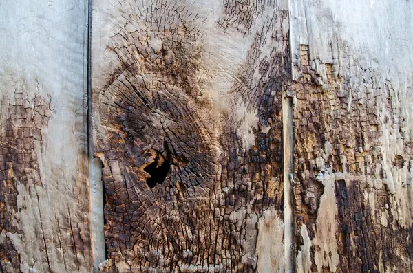 燃烧的木裂缝墙体纹理和背景 — 图库照片