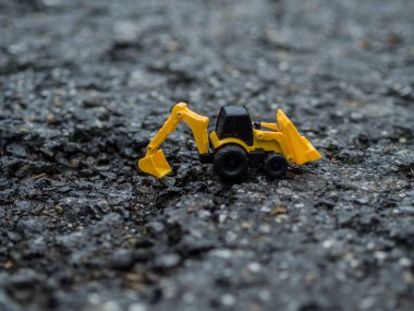 Oyuncak inşaat makineleri bir kazı üzerinde çalışıyor