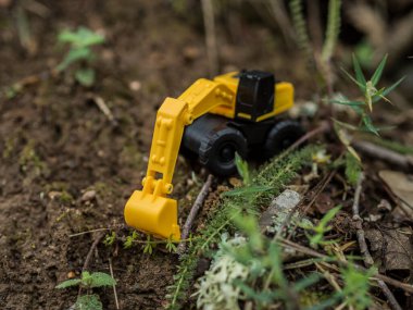 Oyuncak inşaat makineleri bir kazı üzerinde çalışıyor