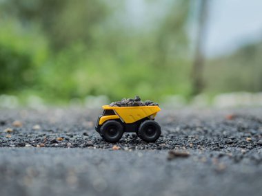 Oyuncak inşaat makineleri bir kazı üzerinde çalışıyor