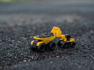 Oyuncak inşaat makineleri bir kazı üzerinde çalışıyor