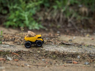 Oyuncak inşaat makineleri bir kazı üzerinde çalışıyor