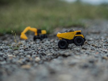 Oyuncak inşaat makineleri bir kazı üzerinde çalışıyor