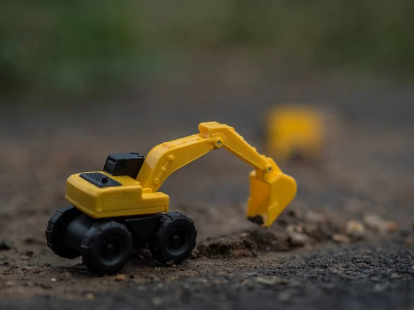 从事挖掘工作的玩具建筑机械 — 图库照片