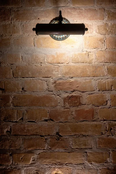 Ρουστίκ σχεδίαση, τοίχος από τούβλα με λάμπα — Φωτογραφία Αρχείου