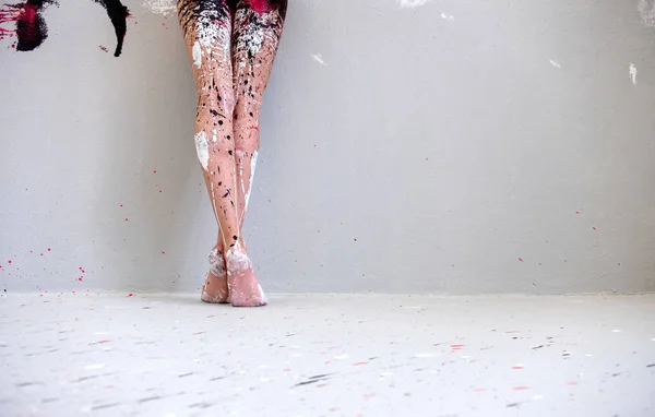 Gyönyörű lábak és lábak egy fiatal művészileg absztrakt festett nő, balerina fehér, fekete és piros festékkel. Creative body art festmény, másolás tér. — Stock Fotó