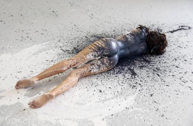 İç çamaşırlı, spor giyimli, sanatsal açıdan büyük bir boyayla boyanmış, stüdyoda yere uzanmış,.