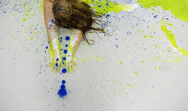 Kopf und Hände einer Plus-Size, dick, übergewichtig, mollige Frau in blau, grün, gelb bemalt dekorativ. Blick von oben, kreative expressive abstrakte Körpermalerei, Kopierraum. — Stockfoto