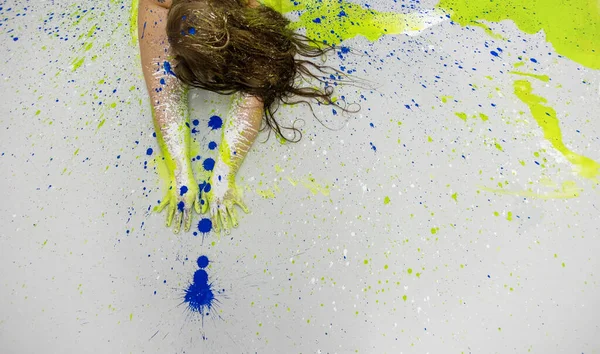 Tête et les mains d'une taille plus, gras, en surpoids, femme potelée en bleu, vert, couleur jaune peint décoratif. Vue d'en haut, art abstrait créatif expressif de peinture corporelle, espace de copie . — Photo