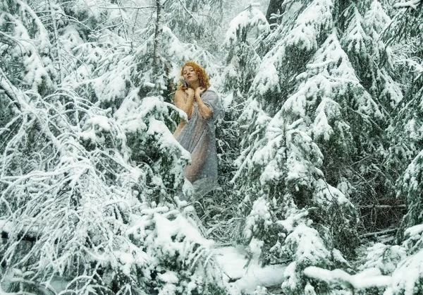 美丽的年轻性感雪姑娘，冬天的自然红头发 — 图库照片