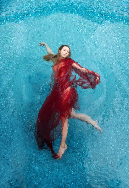 Hermosa Mujer Joven Relajada Vestido Rojo Toalla Flotando Felizmente Agua —  Fotos de Stock
