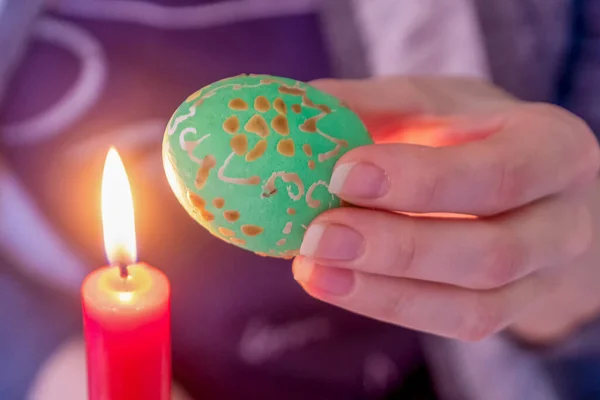 Women Hands Remove Candle Flame Wax Green Multicolored Easter Egg — Stock Photo, Image