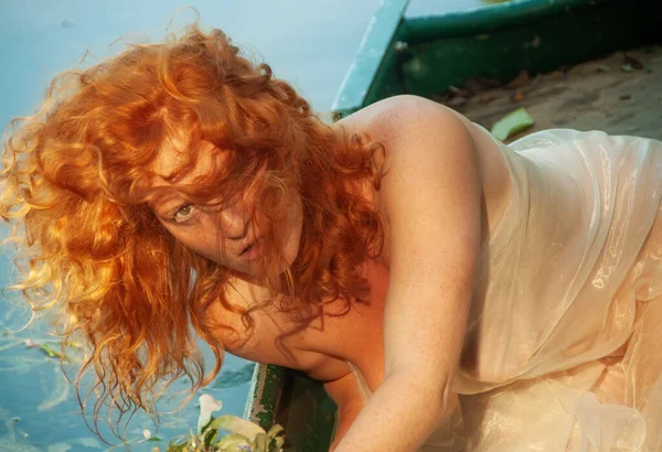 Портрет Красивой Соблазнительной Молодой Сексуальной Женщины Рыжими Волосами Лице Золотом — стоковое фото