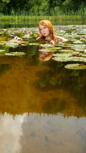 Sexy Mladá Zrzka Žena Mořská Panna Plave Citlivě Svůdné Růžové — Stock fotografie