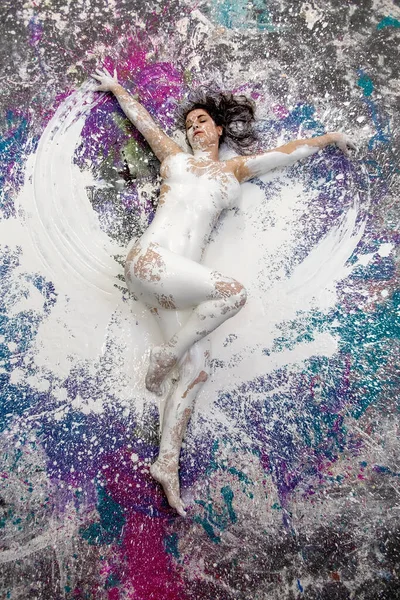 Mladá Nahá Žena Pokrytá Bílou Barvou Tančící Podlaze Elegantně Dekorativní — Stock fotografie