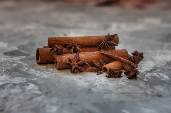 Star Anis Och Innamon Pinne Mörk Bakgrund Stockbild