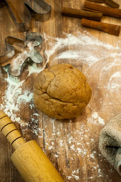 Noel pastası. Zencefilli çörek, zencefilli çörek, oklavalı iğne, baharat (tarçın) ve un için zencefilli hamur. Ev mutfaktaki ahşap masada. Üst görünümü kopyala