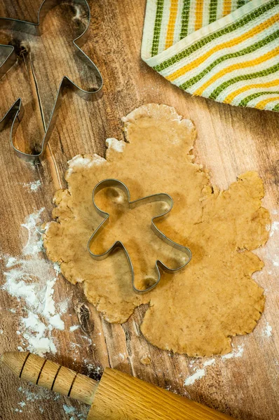 伝統的なジンジャーブレッドを作るクリスマスジンジャーブレッドを調理し 人間の形でクリスマスクッキーのための自家製生地 — ストック写真