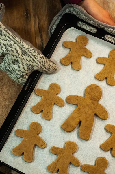 Fresh Baked Homemade Chritstmas Gingerbread Cookie Baking Tray — ストック写真