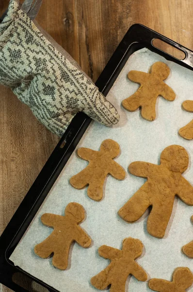 Frissen Sült Házi Készítésű Karácsonyi Mézeskalács Süti Sütő Tálcán Jogdíjmentes Stock Képek