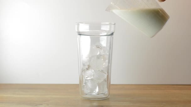 Milch Glas Mit Eiswürfel Herstellung Von Eiskaffee — Stockvideo