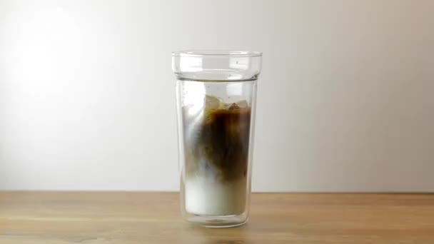 Γυναίκα Τοποθετήστε Ένα Γυάλινο Σωλήνα Ένα Ποτήρι Κρύο Καφέ — Αρχείο Βίντεο