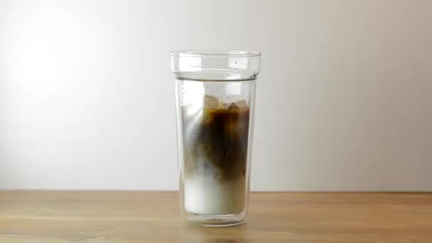 Femme Insérer Tube Verre Dans Verre Avec Café Froidfaire Café — Video