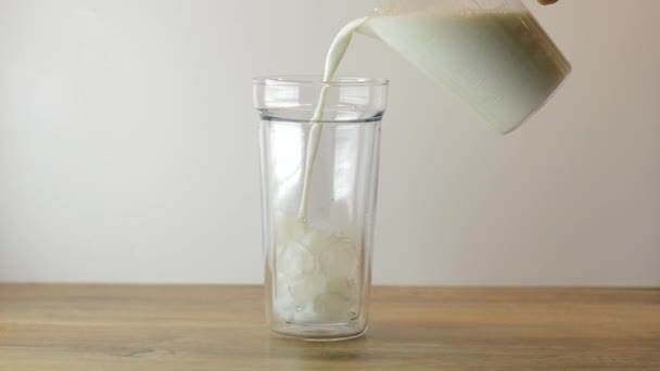 氷をガラスに注ぐミルクアイスコーヒーを作る — ストック動画