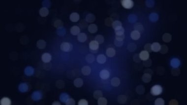 Mavi renkli fütüristik bokeh, ışık üstüste veya ekran modunda kullanmak için soğuk renk sızdırır. Parçacıklar mavi bokeh tozu soyut ışık hareketi