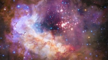 Uzay Bulutsusu 'nda bir yıldız alanının içinden uçmak. Bilimsel filmler ve uzaydaki sinematik filmler için. Sahne, başlık ve logolar için iyi bir geçmiş. Nasa, Esa, Eso tarafından çekilen gerçek kamuya ait görüntülere dayanmaktadır.