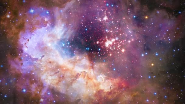 Flying In Space Nebula 4k přes hvězdné pole. Pro vědecké filmy a kinematografii ve vesmíru. Dobré zázemí pro scénu a tituly, loga. Na základě skutečných public-domain snímků pořízených Nasa, Esa, Eso — Stock video