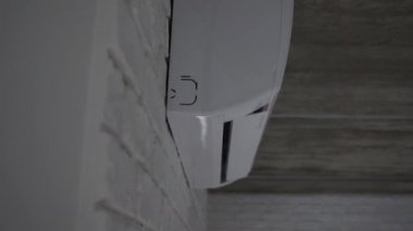 Klimayı çalıştır ve bitir. Duvara monte edilmiş klima. Klima sistemini kapalı mekanda ayır.