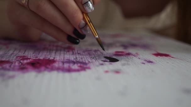 Dívka kreslí písmena na barevnou tabuli. Manikúra rukou. Řemeslo. Art Studio. — Stock video