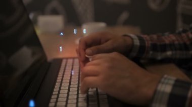Dizüstü bilgisayarda yazan adam, artırılmış gerçeklik, hologram harfleri. Hud grafikleri. Kodlama, yazılım ve programlama kavramı. Güvenlik, internet, virüs, koruma, sosyal, virüs. Kapalı bir ofis.