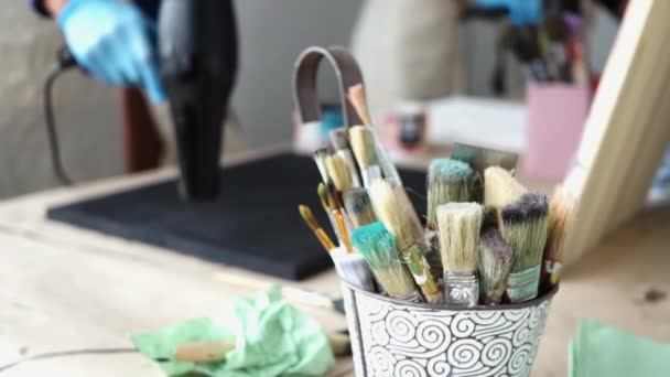 Pinceles en un cubo. El artista prepara un cuadro — Vídeos de Stock