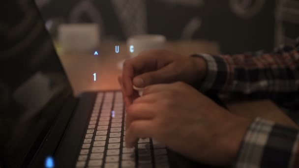 Hombre escribiendo en el teclado portátil, realidad aumentada, letras de holograma. Gráficos HUD. concepto de codificación, software y programación. seguridad, en línea, virus, protección, social, viral. interior acogedora oficina — Vídeos de Stock