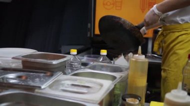 Kızarmış Gıda Wok Sokağı Kızarmış Erişte Sebze Festivali Etleri Geleneksel Asya Sıcak Yağ Aşçısı Gecesi