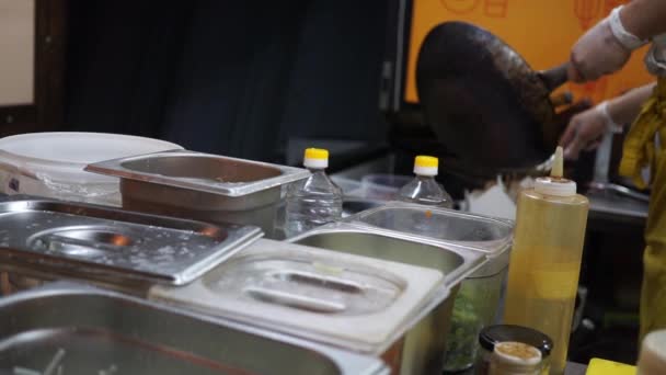 Kızarmış Gıda Wok Sokağı Kızarmış Erişte Sebze Festivali Etleri Geleneksel Asya Sıcak Yağ Aşçısı Gecesi — Stok video
