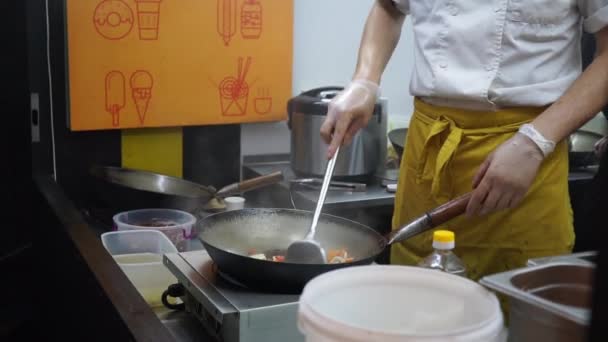 Fried Food Wok Street Freír fideos Verduras Carne Festival Remover Carne de vacuno tradicional asiático Hot Oil Chef Night Market — Vídeos de Stock