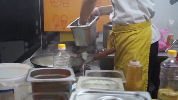 Smažené jídlo Wok Street smažené nudle zelenina maso festival míchání hovězí maso tradiční asijské Hot Oil Chef Night Market — Stock video