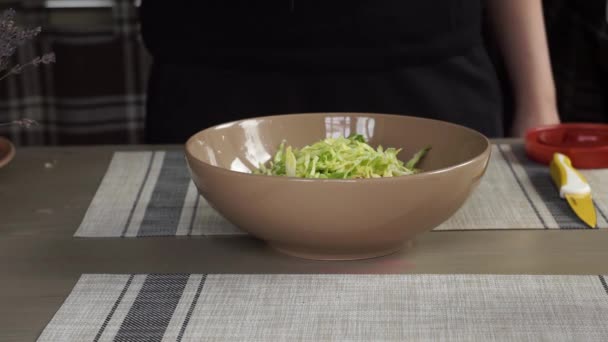 Mutfakta Yemek Pişiren Genç Kadın Yemek Hazırlıyor Yemek Yemeği Hazırlayan Salata Salatası Ellerinde Marul, lavanta, bir bardak şarap, pencereden içeri özel bir ev yakın çekim — Stok video