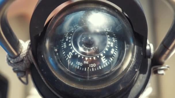Marine compass on a sailing yacht. The compass on a sailboat in close up in the sun. Yacht detail. Journey. Summer vacations. Travel destinations — Stock Video