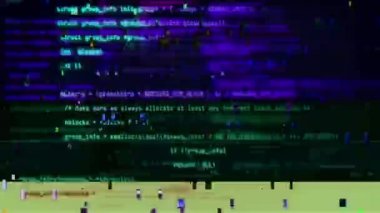 Şifrelenmiş kaynak kodu, dijital arıza bozulması olan bir ekranda kayıyor. Grafik kart hatası. Dijital arızalar ve gürültü yüzünden kötü bir şekilde bozulmuş. Epilepsi videosu. Arıza hatası