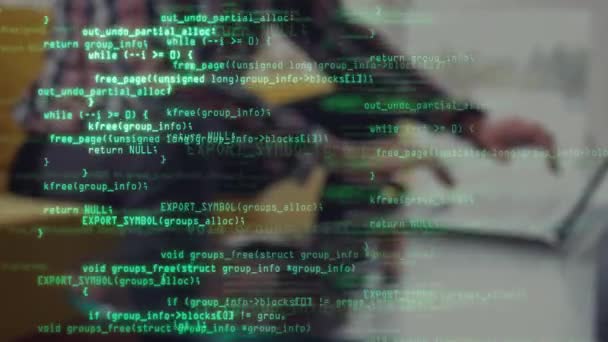 Männlicher Programmierer tippt Programmcode auf Laptop. Grüner Quellcode-Overlay. Code und Informationshologramm. Persönlicher Datenschutz, Passwortsicherheit, privater Schlüssel und Präventionskonzept für Cyber-Angriffe. — Stockvideo