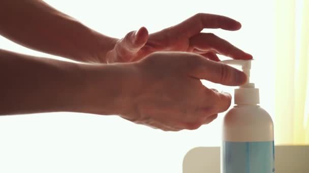 男性は手の消毒を防腐剤にします。人の指の手で抽出されたアルコールベースの消毒剤。コロナウイルスCOVID-19のような感染拡大のリスクを低減します。手衛生. — ストック動画