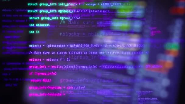 데이터 흐름 애니메이션 기술. 추상적 인 프로그램 코드의 블록들은 오래 된 화면 모니터에서 작성되고 이동 된다. 파란색 과 보라색 코드입니다. IT, 소프트웨어 개발 및 해킹 개념. 암호화 된 보안 코드 — 비디오