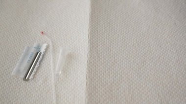 Beyaz eldivenli bir el peçeteye hızlı bir koronavirüs testi uygular. Test sonuçları negatif. COVID-19. Yakın plan.